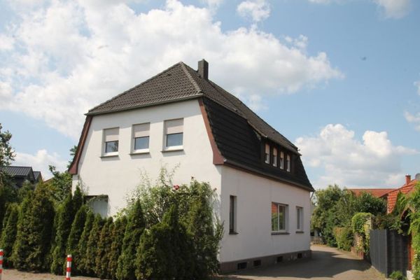 Handwerker aufgepasst! Zweifamilienhaus mit großem Garten in ruhiger Wohnlage