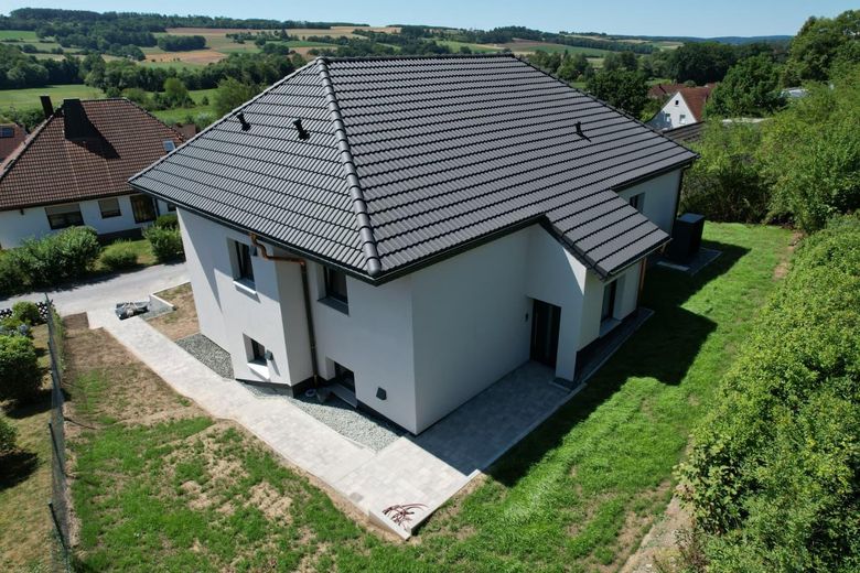 Hochwertiges Massivbau Einfamilienhaus / Zweiparteienhaus – Haus Außenansicht Eingang