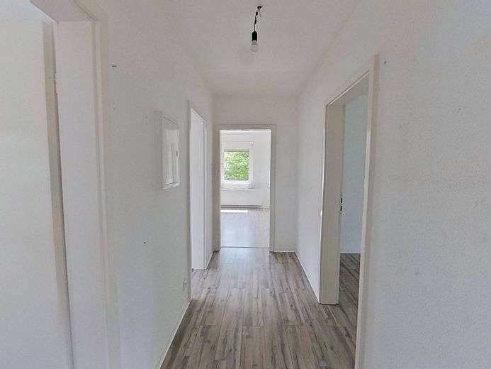 Sessiz doğal konumda, küvetli banyoya sahip rahat 4 odalı çatı katı dairesi – Flur