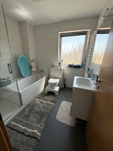 Schönes Haus mit Garten in Ratingen und Garage – Badezimmer im ersten Stock
