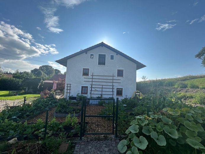 Ehemaliges landwirtschaftliches Anwesen mit großem Grundstück von Privat – Seitenansicht Wohnhaus