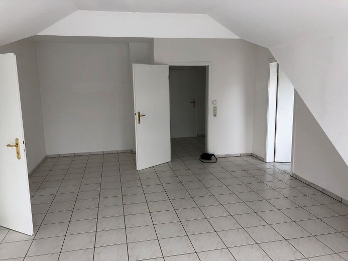 Attraktive 3,5 Zimmer-Wohnung in Schweinheim mit TG – Wohnzimmer
