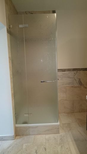 Badezimmer mit Glas-Dusche