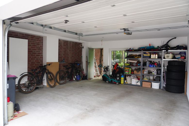 Reihenhaus, mit Doppelgarage, PV-Anlage, Speicher – Garage
