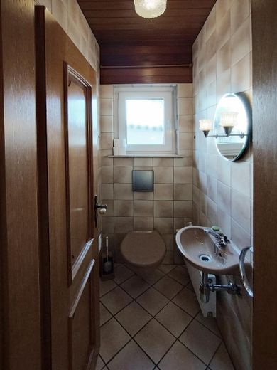 Appartamento ristrutturato con 3 locali (piano terra), cucina e terrazza esposta a sud, in posizione tranquilla a Kleinostheim – WC