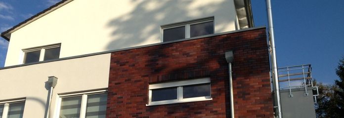 बालकनी वाला सुंदर अपार्टमेंट, वुपर्टाल-काटर्नबर्ग। – Fassade vorne