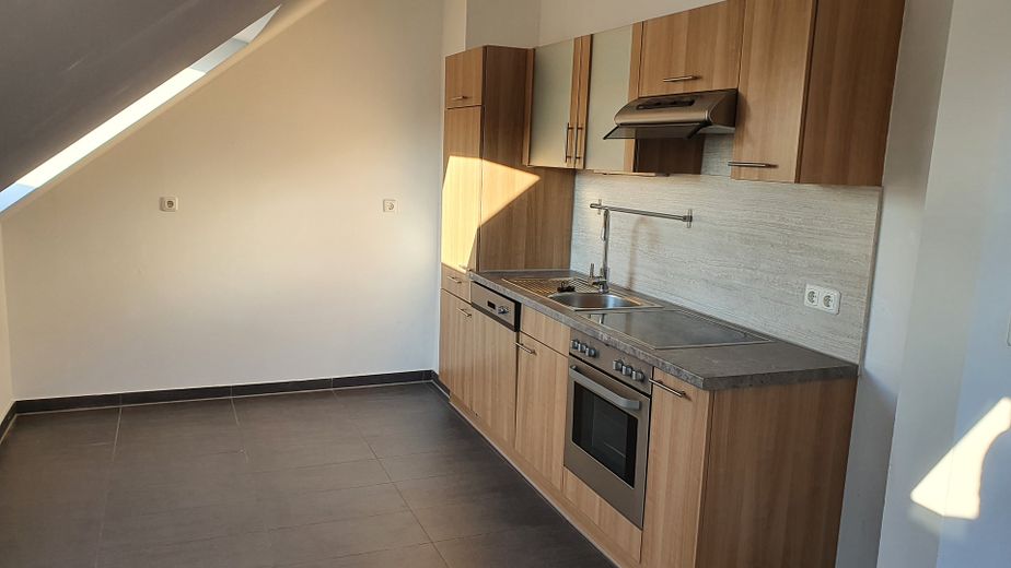 Moderne 3,5 Zi.-DG-Wohnung mit Balkon in toller Lage - von privat – Küche (leer)