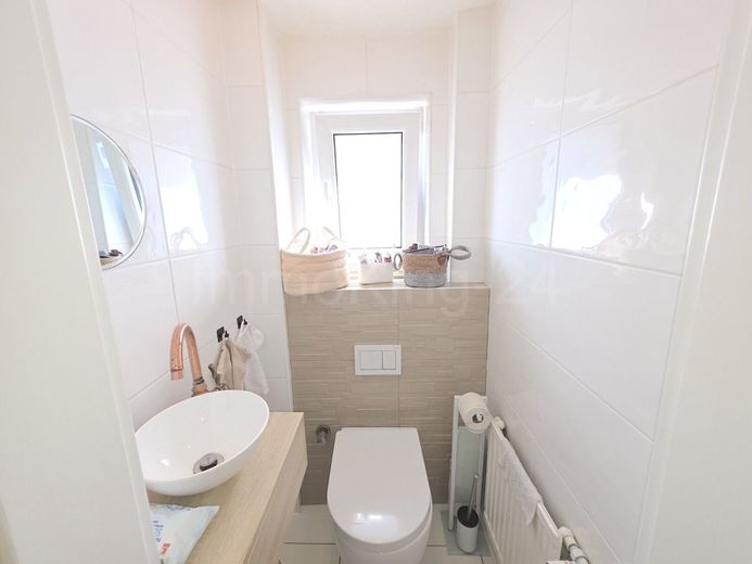 ++ MODERNISIERTES EINFAMILIENHAUS + SONNENTERRASSE + 2 GARAGEN IN RUHIGER LAGE!! ++ – GÄSTE-WC