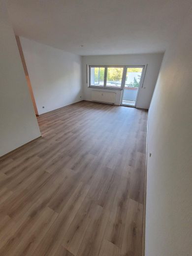 helle 3 Raumwohnung mit großem Balkon u. Tiefgarage – Wohnzimmer mit Eßecke