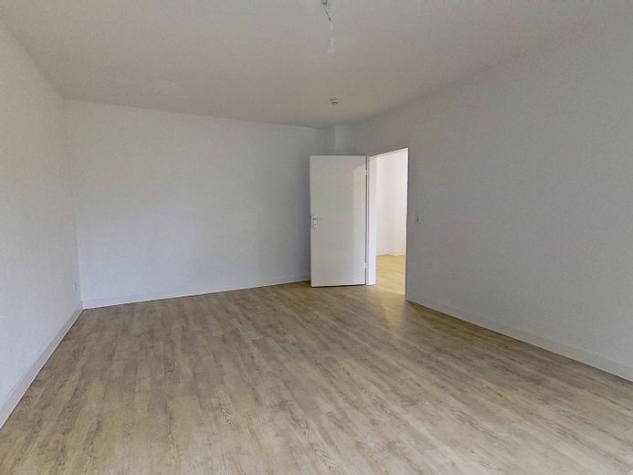 Apartamento de 3 habitaciones con distribución inteligente, cocina equipada, BALCÓN y bañera – Ansicht II: Wohnzimmer