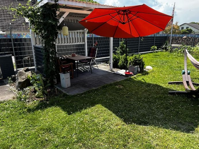 Wackersdorf / Meldau – Großzügiges Ein-/Zweifamilienhaus mit Einliegerwohnung und PV-Anlage – Pergola