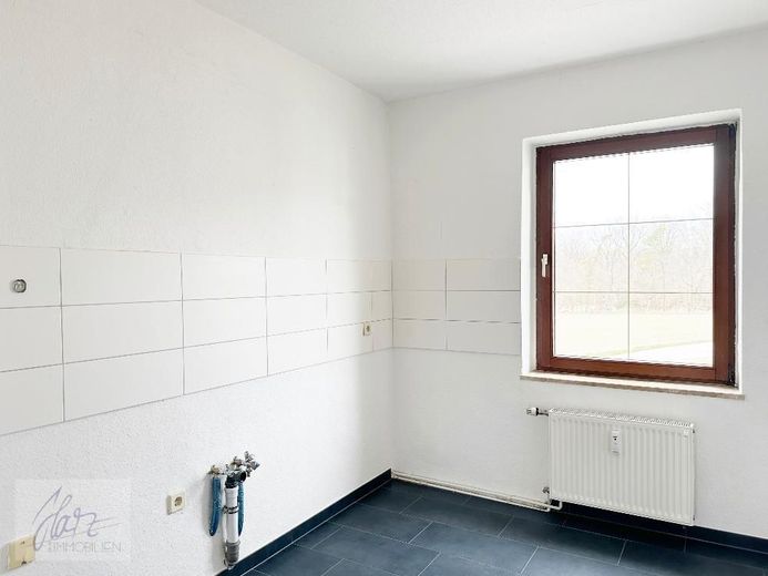 ***WOHNEN IM GRÜNEN*** - Komfortabel, ruhig und familienfreundlich... 3-Raumwohnung mit Tageslichtbad und opionaler Einbauküche ab sofort zu vermieten – Küche mit Fliesenspiegel