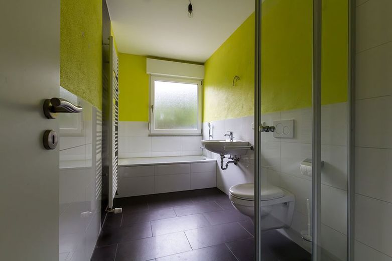 Gebotsverfahren: Modernisierungsbed., teilvermietetes
3-Familienhaus in ruhiger Lage von Höchst – V739-2414-17