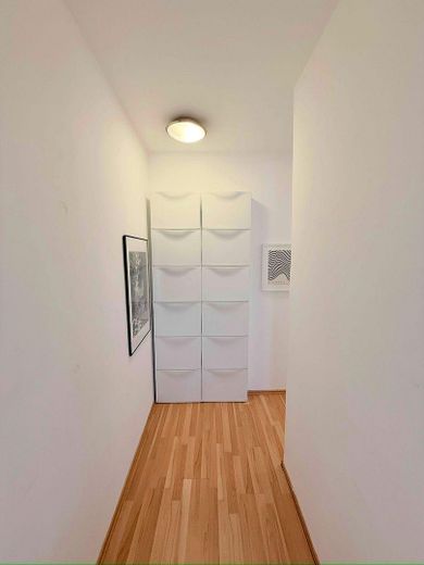 Bonn-Zentrum: 2,5-Zimmer-Wohnung mit Terrasse & Panoramablick, 1A-Lage Fußgängerzone – Schuhschrank in der Garderobe