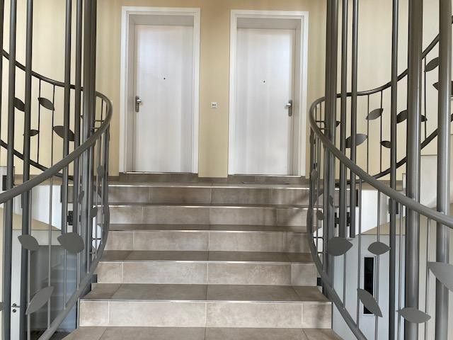 Ekskluzywne mieszkanie na ostatnim piętrze z 4 pokojami i dużym balkonem – Treppenhaus