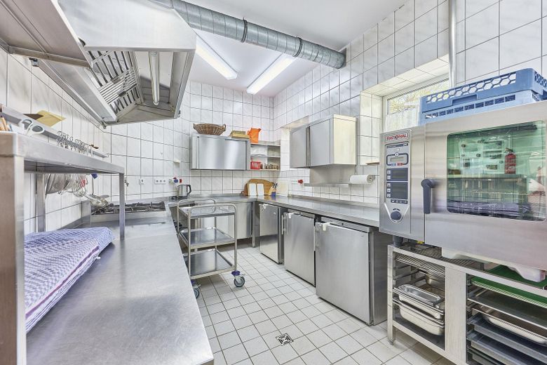 exklusiver Traum im Grünen. 4 Seit-Hof mit Seminarhaus – Gastro Küche