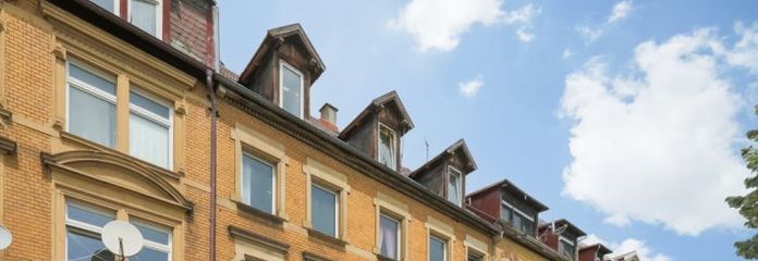 किराया बढ़ाने की संभावना वाला फोर्ज़हाइम में स्मारक-संरक्षित 5-परिवारों का घर!