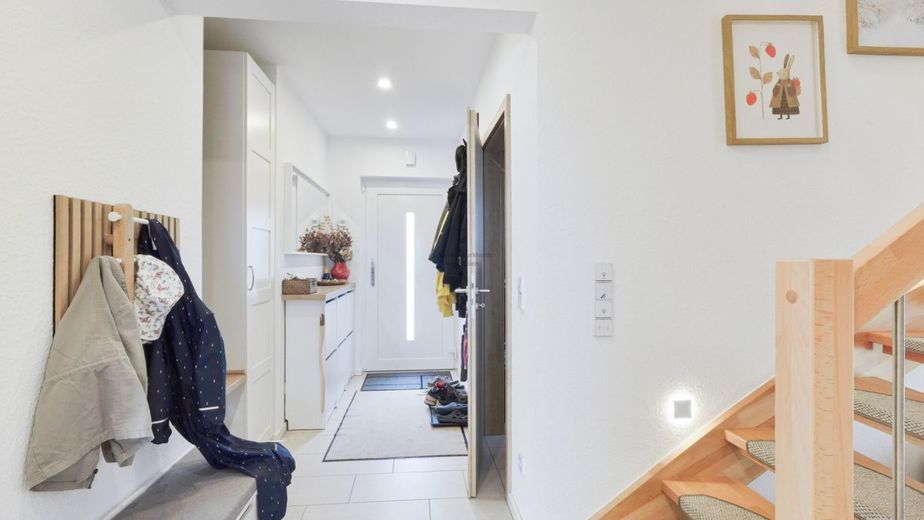 *** Exklusives KfW-40-Plus-Einfamilienhaus mit PV-Anlage, Erdwärmepumpe, Doppelgarage – EG_Flur_1