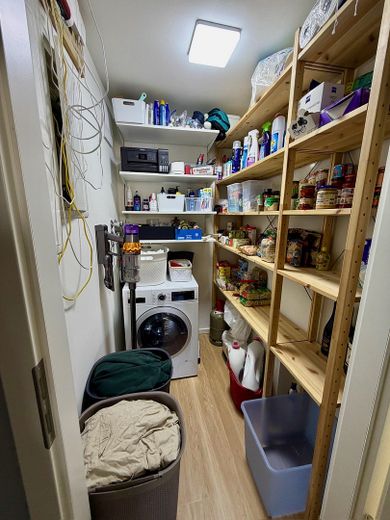 Sin comisión: Moderno apartamento de 4 habitaciones con balcón orientado al oeste y plaza de garaje subterránea con posibilidad de carga – Abstellraum