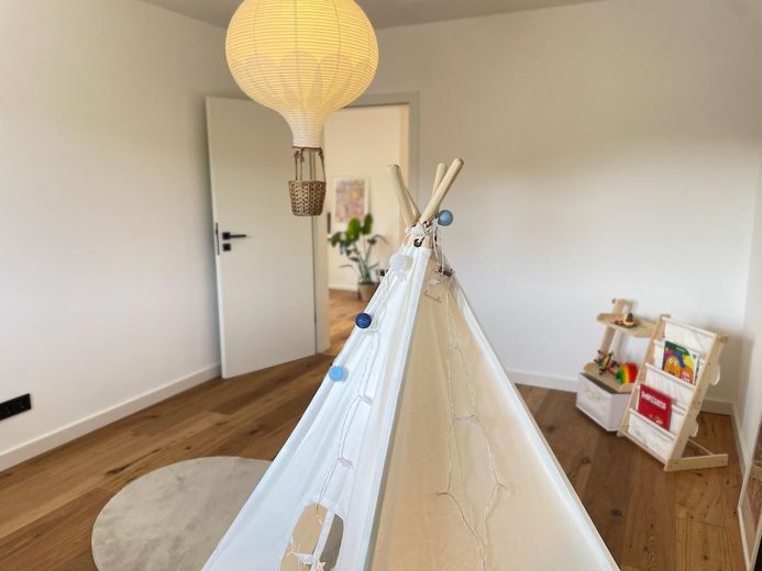 FIRST OCCUPANCY: Renovated dream home with 9th floor long-distance view & balcony - move in & feel at home – Kinderzimmer / Büro