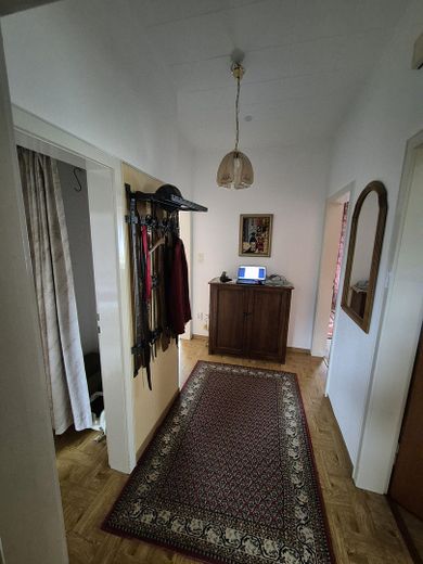 Charmantes Einfamilienhaus mit traumhaftem Südgarten, Wintergarten und Doppelgarage – Flur EG