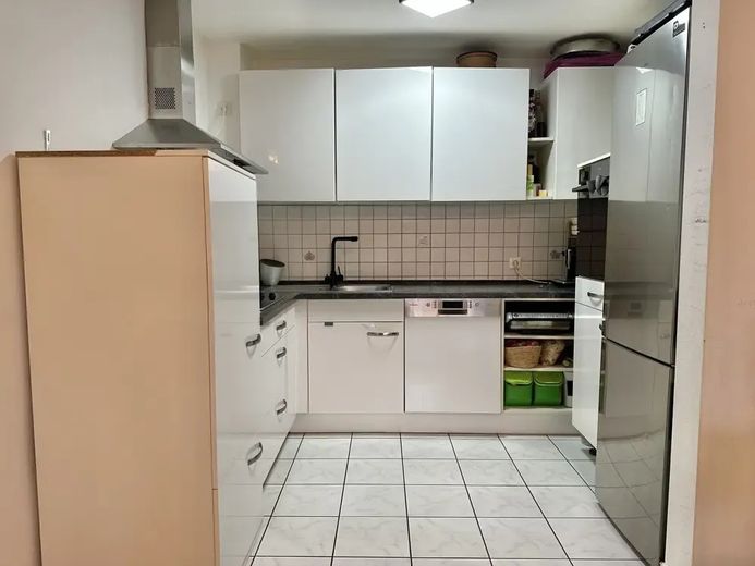 Appartamento di 3 locali senza provvigione con balcone esposto a sud, posto auto in garage sotterraneo e riscaldamento a pavimento – offene Küche