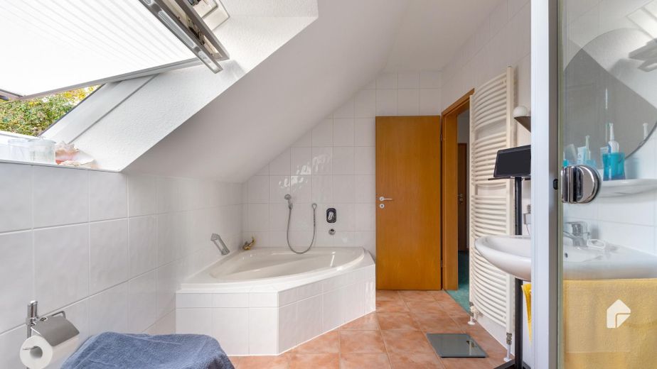Niedernhausen, Am Schäfersberg. 3,5 Zi-Wohnung im 3-Familienhaus mit 2Garagen, 31qm Balkon & Garten – Bad OG