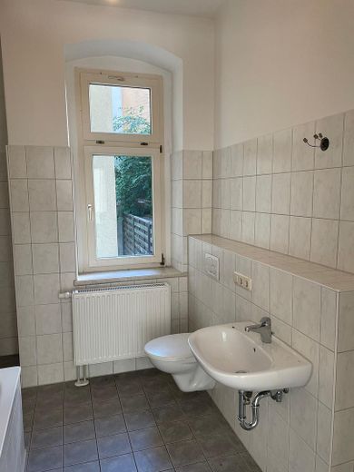Available immediately! Ground-floor apartment incl. kitchen, large garden and proximity to the S-Bahn – Bad