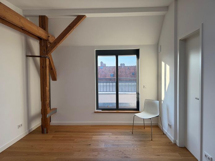 Obra nueva: Ático con terraza orientada al sur y cocina equipada - en Reinickendorf/Mitte – Wohnzimmer