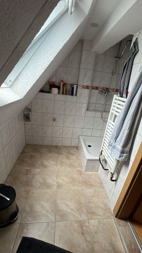 Großzügige teilmöblierte 4-Zimmerwohnung mit Balkon & EBK – Badezimmer2in2OG_andere_Sicht