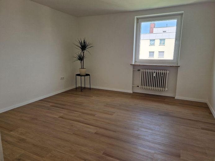 PROVISIONSFREI | Frisch renovierte 2-Zimmer-Wohnung | FREI – Schlafzimmer