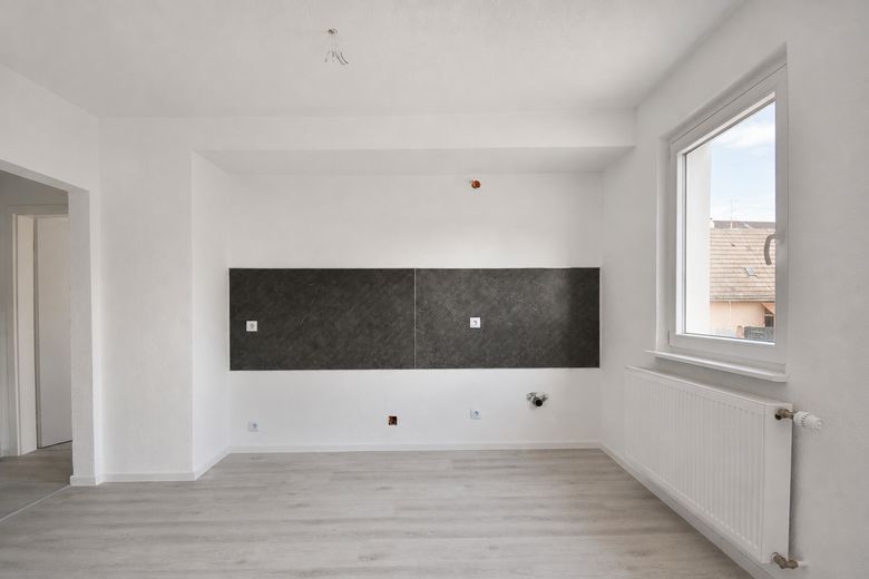 Piso reformado de 2 habitaciones con cocina, baño y plaza de aparcamiento en Lingenfeld – Küche