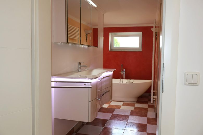 Hell geschnittene 105 m² Einliegerwohnung mit Terrasse & Wohnküche – Badezimmer
