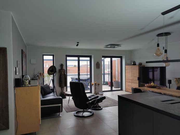 Prov.frei!-Hochwertige 3-Zi.-Terrassenwohnung mit großer Dachterrasse, Küche, zentral – Wohnzimmer