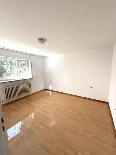 Gerenoveerd appartement voor forenzen, studenten met inbouwkeuken en badkamer met daglicht – Schlafzimmer - grüner Ausblick