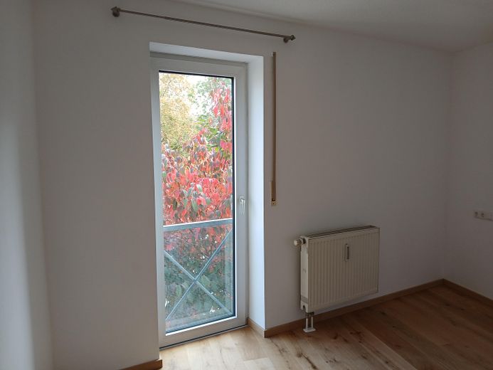 Affascinante bilocale con balcone e posto auto in autorimessa interrata — Regensburg-Galgenberg – Schlafzimmer, Ostseite