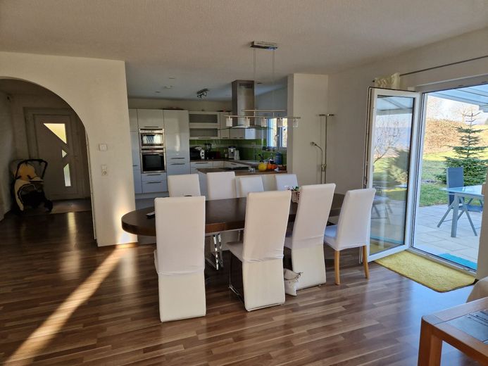 barrierefreies 4,5 Zimmer Haus, ruhige Lage, Fernsicht – 2.60 m langer Esstisch