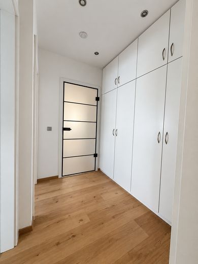 Komisyonsuz: Teraslı, konut amaçlı kullanılan bodrum katı ve hobi/sinema odalı 3,5 oda – Einbauschrank Vorraum Zimmer