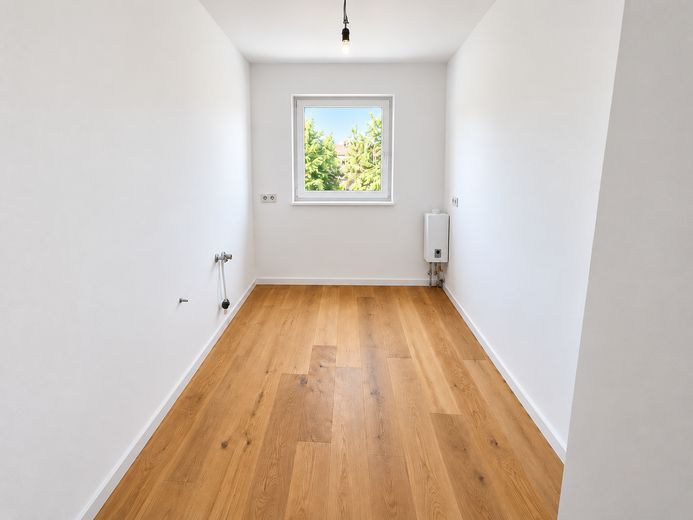 Komisyonsuz | Üstün Durumda! 3 Oda - Parke, Balkon ve Yeşil Manzara – Küche