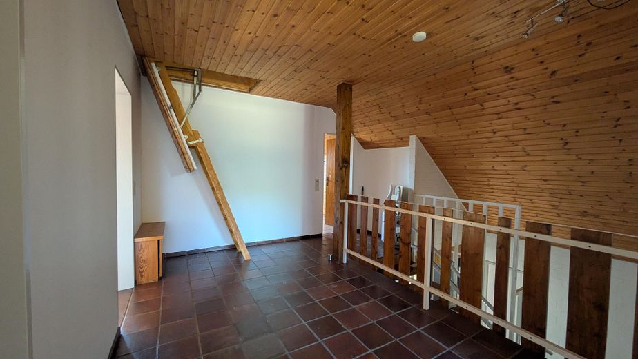 Einfamilienhaus mit Einliegerwohnung in ruhiger Wohnlage – Obergeschoss & Dachbodenzugang