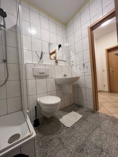 ZADBANY DOM WIELORODZINNY | 5 LOKALI MIESZKALNYCH | W CAŁOŚCI WYNAJĘTY | BONN-BAD GODESBERG | BEZ PROWIZJI – WC/Dusche OG Links