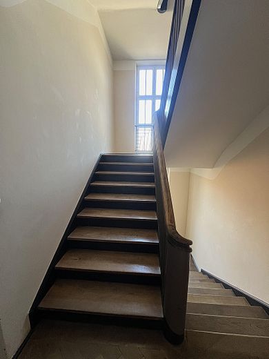 2,5-Zimmer-Altbauwohnung mit Balkon in Untergiesing, Denkmalschutz – Treppenhaus