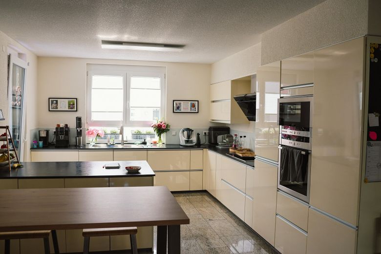 Piso en propiedad, apto para familias, en 2 plantas con carácter de casa y jardín propio – Küche