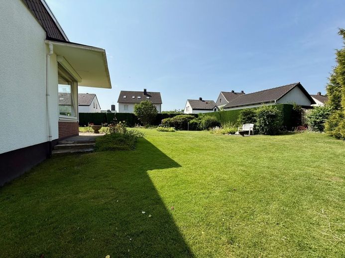 Fröndenberg-Westick: Flachdach-Bungalow mit Gartenoase als perfekter Rückzugsort! – Garten