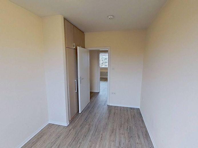 SPARAKTION: Komfortable 3-Zimmer-Wohnung mit überdachtem BALKON und Tageslichtbad mit Dusche und Badewanne – Ansicht II: Schlafzimmer II