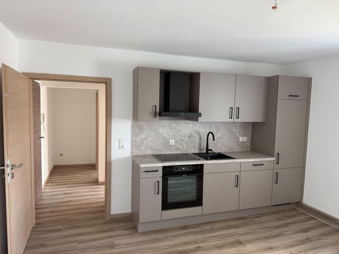Light-filled and newly renovated 1.5-room apartment with terrace and fitted kitchen - No. 12 – Wohnküche
