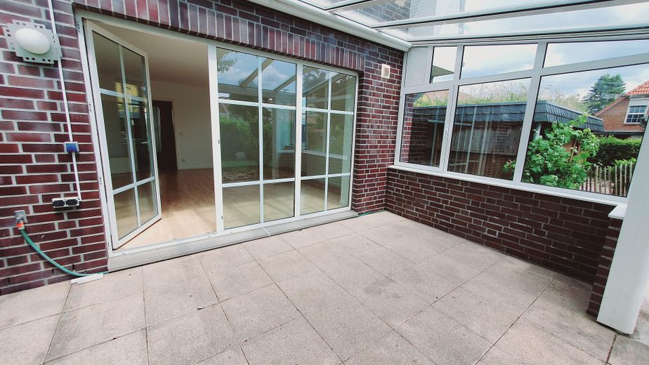 Terrasse mit Teilverglasung