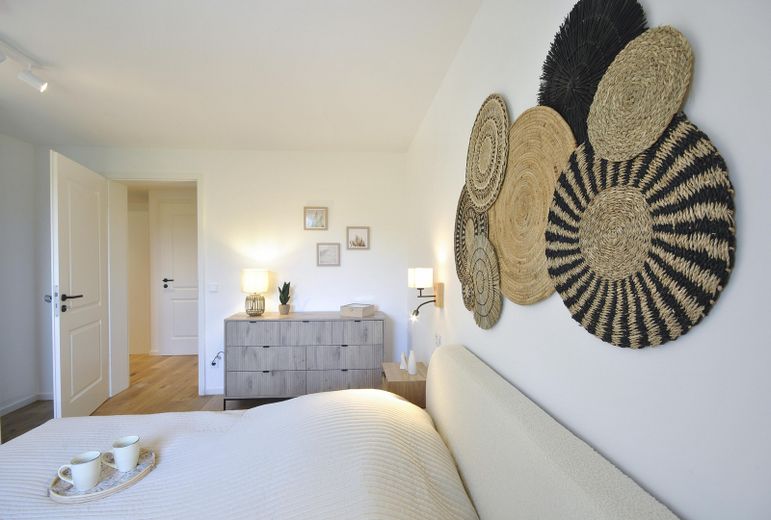 TOP RENOVIERTE UND KOMPLETT EINGERICHTETE 2,5-ZIMMER WOHNUNG IN SCHWABING WEST - PROVISIONSFREI – Schlafzimmer mit Sideboard