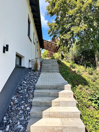 Exclusive house with a separate apartment in a quiet location on the edge of the forest in Tuttlingen – Treppe