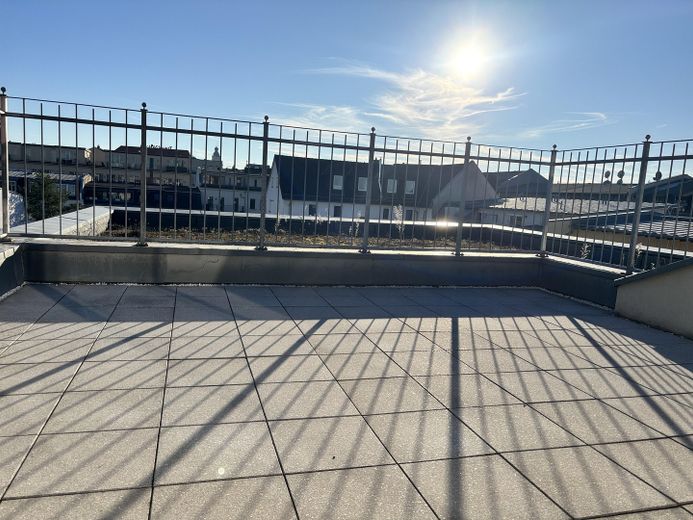 Sobre los tejados de Leipzig: dúplex de 2,5 habitaciones con 25 m² de terraza-solárium en la azotea en Rosental/Zoo – Foto 1